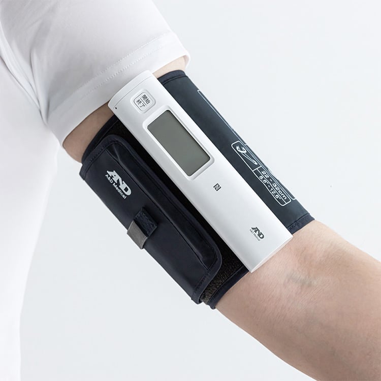 NFC内蔵 上腕式ホースレス血圧計 UA-1100NFC 画像