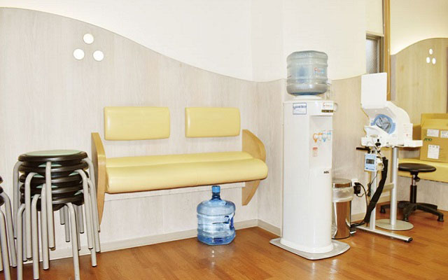 医療法人社団 嘉徳会 かんリウマチ・整形外科クリニック様の待合室の画像
