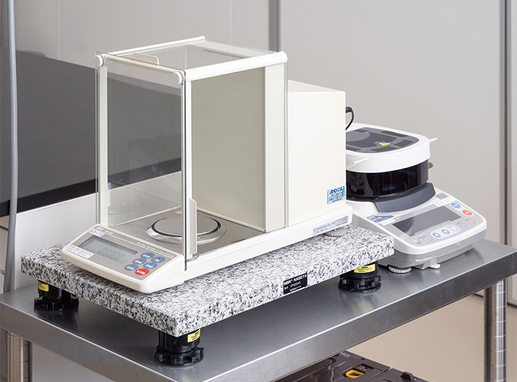 Ａ＆Ｄ製分析用電子天びん「GH-300」と加熱乾燥式水分計「MX-50」(撮影用に並べて設置)