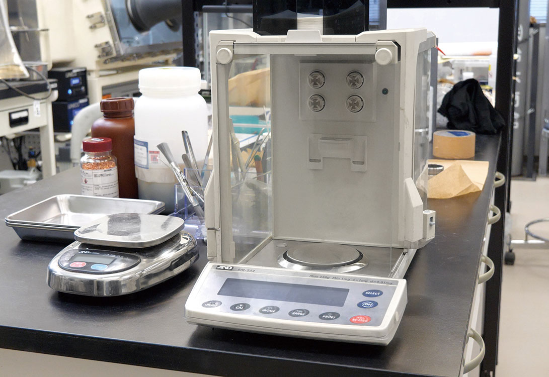 研究室の写真：Ａ＆Ｄ製 天びん：高精度分析天びん BM-252と防塵・防水コンパクトスケール HL-3000WP